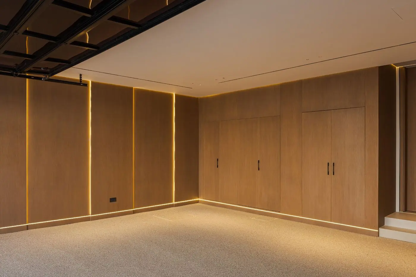 Room clad in fluted wood veneer